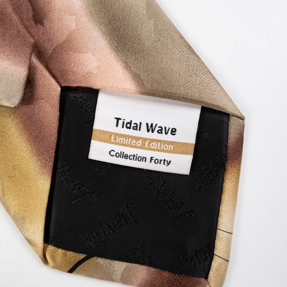 Elegant Brown and Tan Men's Tie - Picture 4 of 8